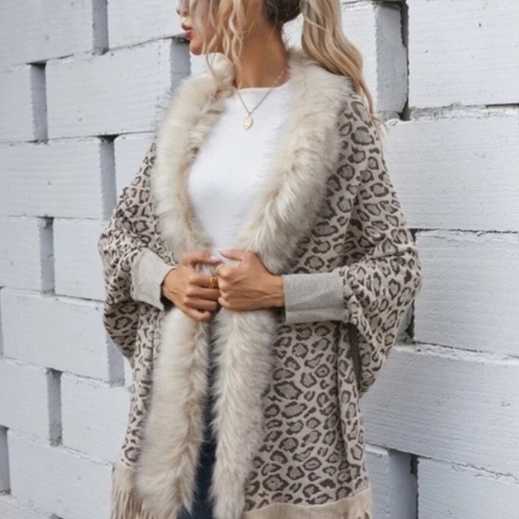 Cozy vegan fur leopard print tassel poncho shawl scarf wrap cardigan - Picture 4 of 7